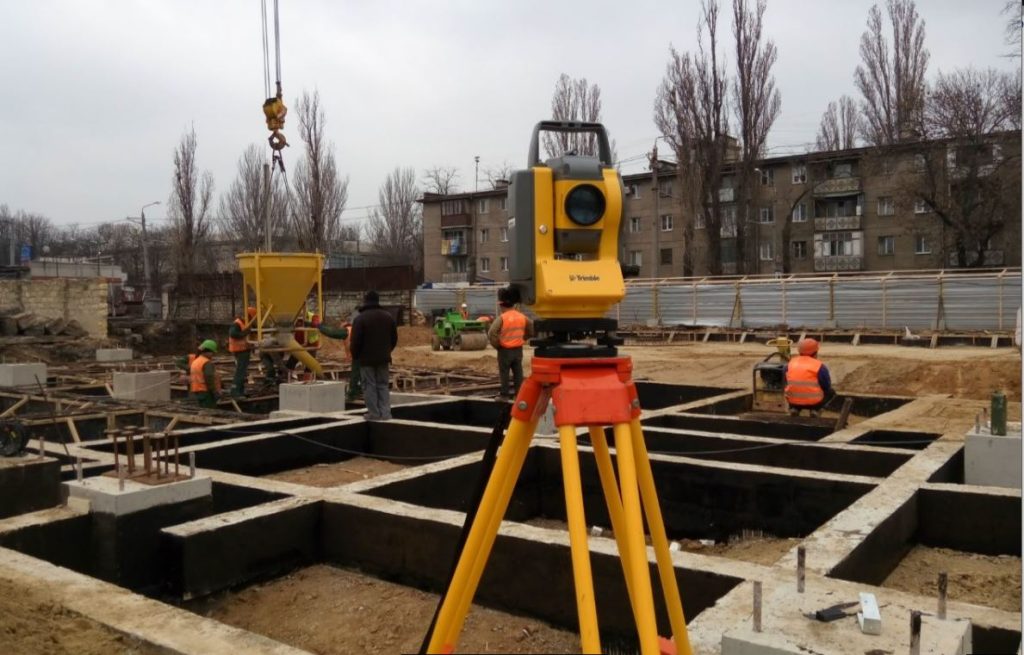 Геодезична розбивка осей будівлі